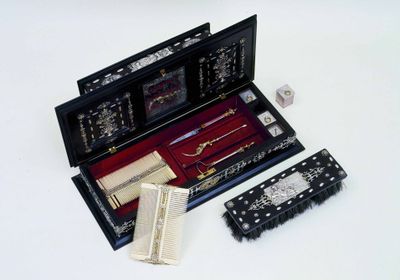 Coffret-nécessaire de toilette-Renaissance beauty set