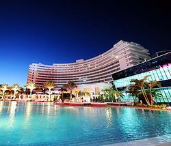 Fontainebleau_Miami_hotel_exterior_night