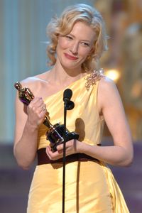 Cate Blanchett holding Oscar 77AA_T4554a