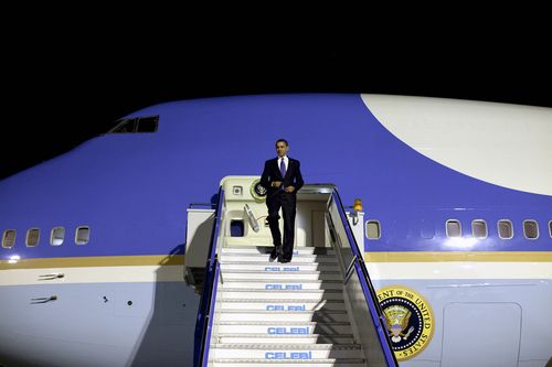 Obama arriving airplane stairs